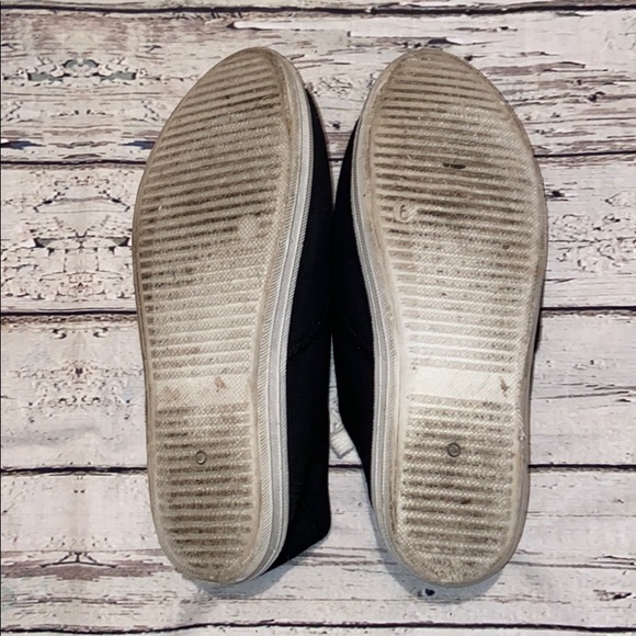 🌵3/$20• Classic Black Low Top Sneaker White Laces - Picture 2 of 2